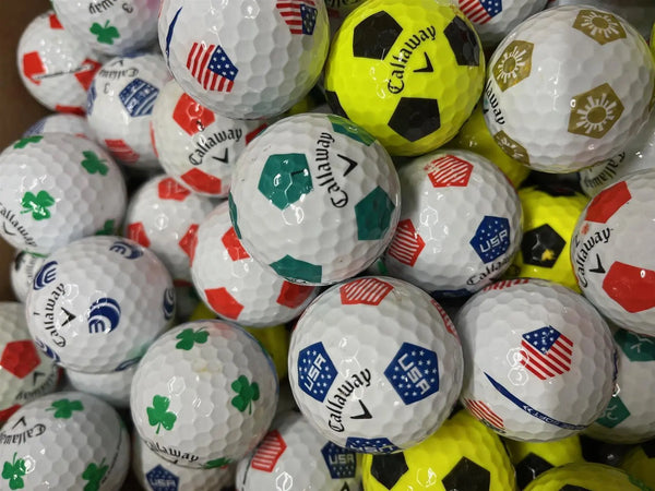 Viele bunte Callaway Golfbälle mit Flaggen- und Kleeblatt-Motiven, Nahaufnahme, Golfzubehör