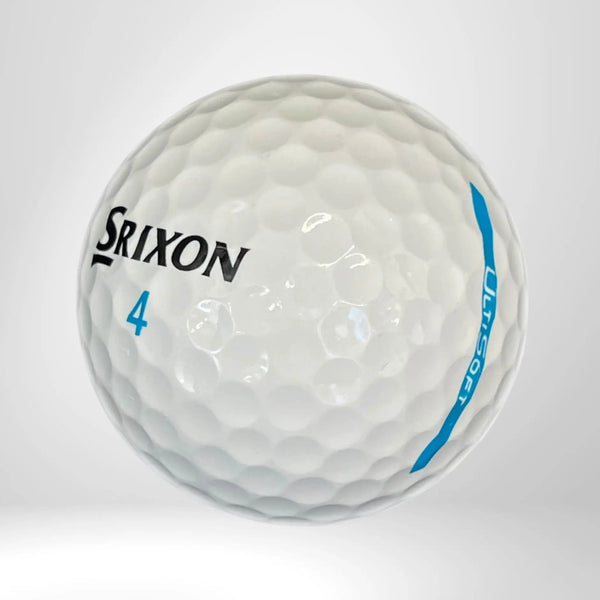 Srixon Golfball mit dimpled Oberfläche, blauer Nummer 4 und ULTRASOFT-Markierung, Nahaufnahme