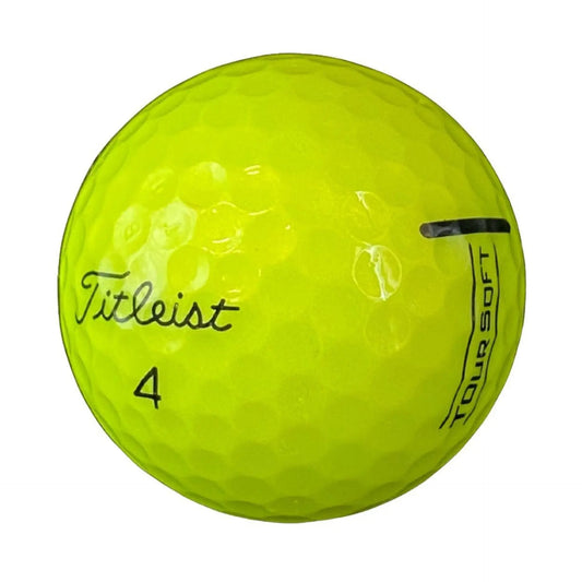 Gelber Titleist Tour Soft Golfball mit Nummer 4 und gut sichtbarer Logo-Beschriftung
