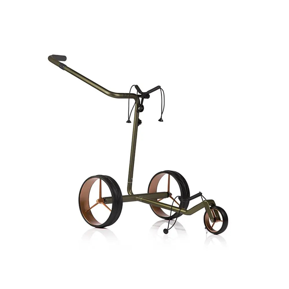Moderner dreirädriger Golf Trolley in Grün mit großen Rädern auf weißem Hintergrund
